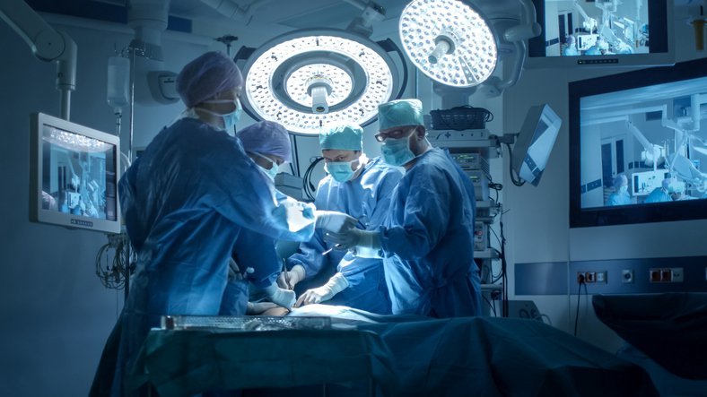 Woman says surgeon removed kidney by mistake in botched operation